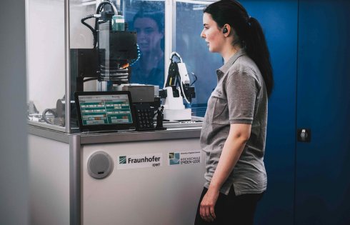 Maschinen wie dieses Fräsbearbeitungszentrum lassen sich über die Audiotechnologie aus dem Fraunhofer IDMT per Sprachbefehl steuern. 