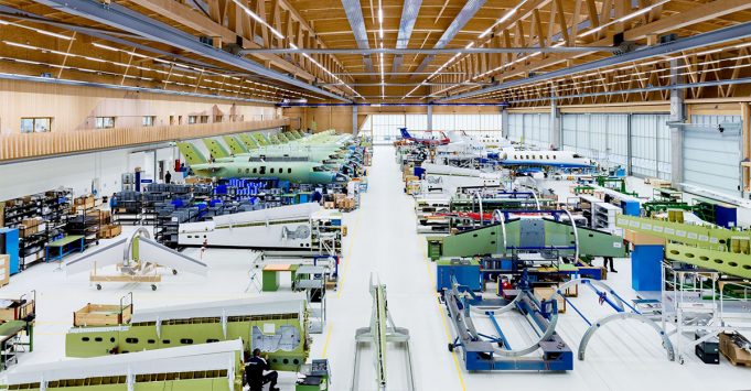 Low-Code in der Flugzeug-Produktion Pilatus Assembly Hall Stans Switzerland