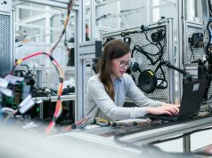 Wie generative KI die Fertigungseffizienz steigert generative KI in der Fertigung