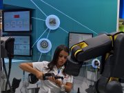 Kollege Roboter unterstützt am Arbeitsplatz 4.0