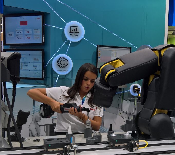 Kollege Roboter unterstützt am Arbeitsplatz 4.0